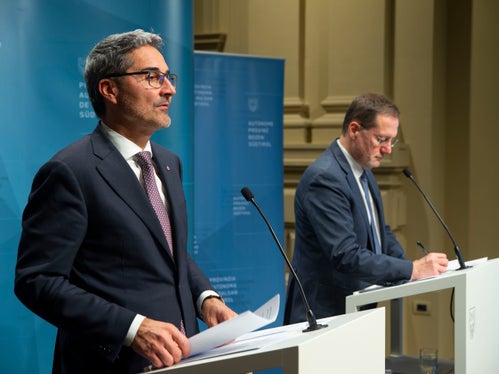 Landeshauptmann Kompatscher (l.) und Landesrat Bessone in der heutigen (13. Dezember) Pressekonferenz (Foto: LPA/Fabio Brucculeri)