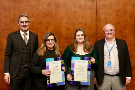 Da sinistra a destra il presidente della Provincia autonoma di Bolzano, Arno Kompatscher, le due premiate, Kyriaki Topidi e Sophie Cooper, e il Relatore Speciale delle Nazioni Unite per le minoranze, Nicolas Levrat (Foto: USP)

