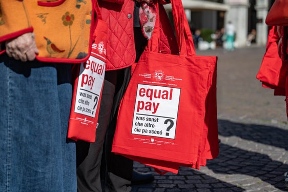 Die roten Taschen sind ab dem heutigen Equal Pay Day wieder verstärkt im Umlauf. Darin finden sich Informationen zu Themen wie Altersarmut oder Finanzplanung. (Foto: LPA/Greta Stuefer)