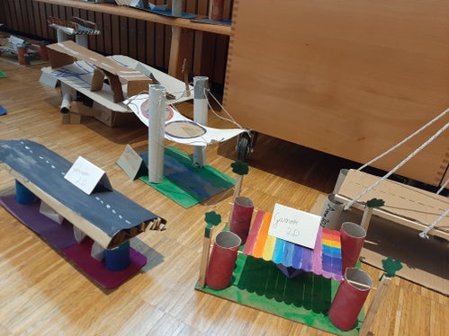 An der Initiative flotte Brücken haben sich in diesem Jahr wieder mehrere Schülerinnen und Schüler beteiligt. Die Arbeiten werden derzeit ausgestellt. (Foto: LPA/Bildungsdirektion)