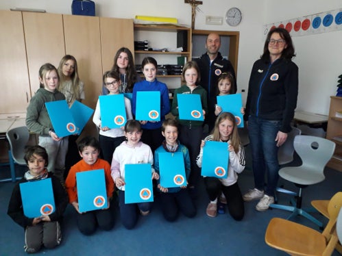 Gli alunni della scuola primaria di Anterivo sono partiti sul campo con un'apposita cartelletta informativa, istruiti e accompagnati da Doris Niederjaufner e Werner Verant, dell'Agenzia per la Protezione civile (Foto: ASP/Agenzia Protezione civile)