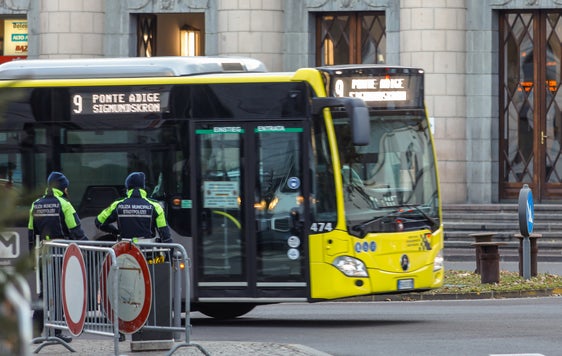 L’area attorno alla stazione sarà completamente ripensata: il viale della Stazione sarà trasformato in una zona pedonale e la rotonda davanti alla stazione verrà rimossa. Sarà quindi necessaria una ristrutturazione delle linee degli autobus, già adattate per rispettare le nuove condizioni viabilistiche e infrastrutturali. (Foto: USP/Oskar Verant)
