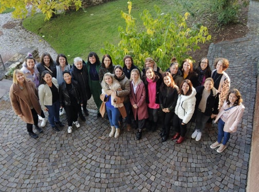 Foto di gruppo delle partecipanti al corso: Abarth Roswitha, Aschbacher Verena, D’Angelo Annette, Dibiasi Christiane, Ellemunt Sonja, Frenademetz Julia, Gemassmer Karin, Graf Johanna, Gstrein Barbara, Huber Sylvia, Karner Simone, Lusser Brigitte, Markart Jasmin, Niederegger Miriam, Ohnewein Franziska, Pichler Martina, Schwarz Charlotte, Tribus Andrea Anita, Tripodi Nadia, Tröbinger Inge, Tumpfer Katharina, Uhl Anna (Foto: ASP/Michela Oberhauser)
 
