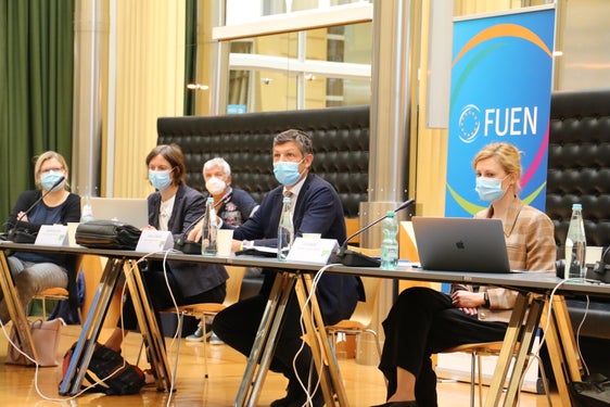 Die Koordinatorin der Arbeitsgruppe Vogel, FUEN-Vizepräsident und LR Alfreider sowie FUEN-Generalsekretärin Pénzes bei der FUEN-Tagung in Bozen. (Foto: LPA/Ingo Dejaco)