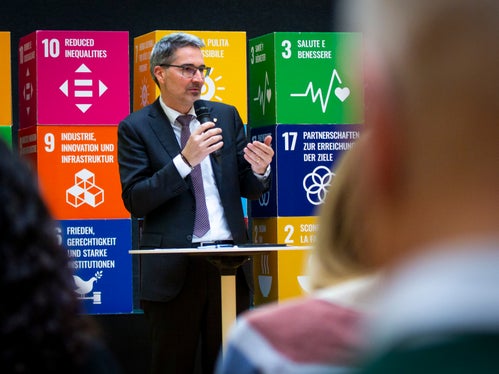 Landeshauptmann Kompatscher dankte allen, die im Klimabürgerrat und im Stakeholder Forum Klima mitarbeiten werden: Der große Wandel, der uns bevorsteht, kann nur in einem Miteinander angegangen werden. (Foto: LPA/Fabio Brucculeri)