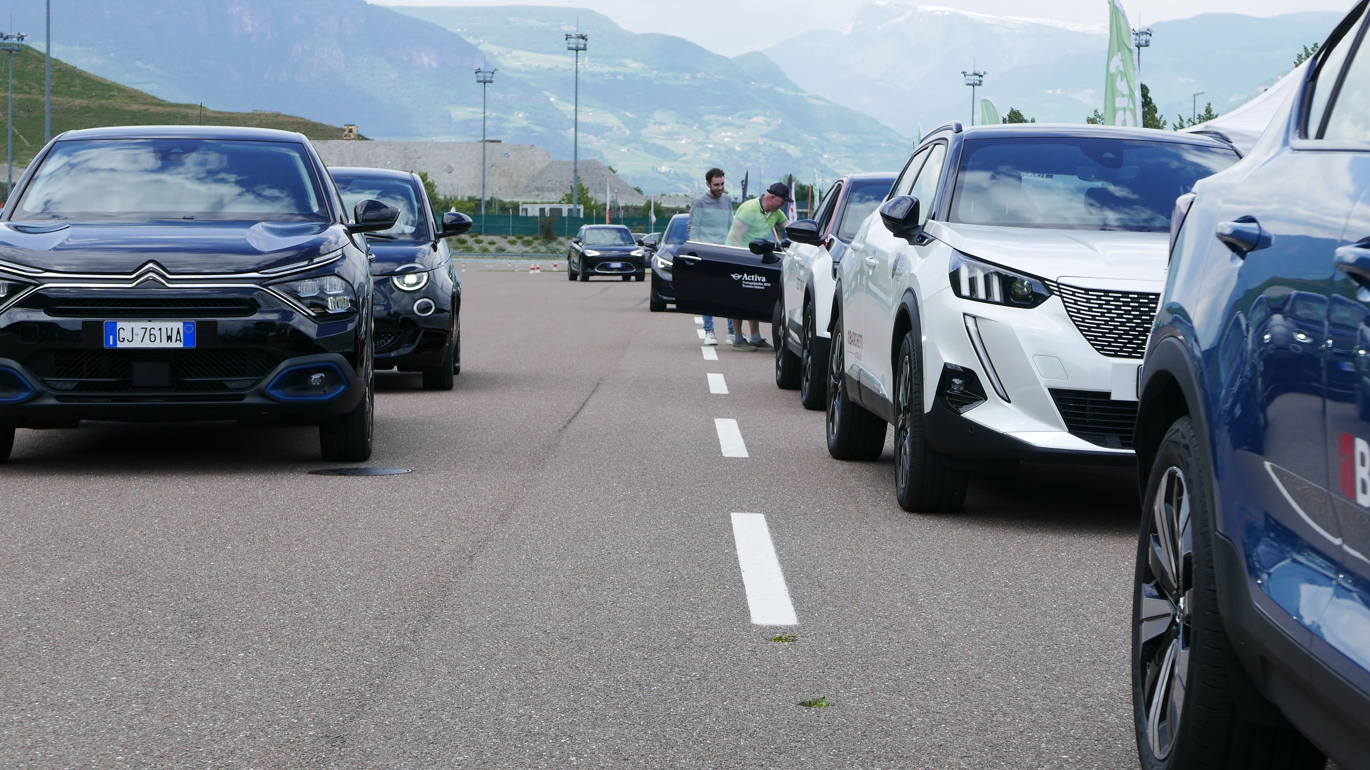 Gli interessati hanno potuto informarsi sulla mobilità elettrica e provare un'auto elettrica all'E-Drive Day di Vadena (Foto: ASP/Margit Perathoner)