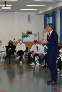 All'Ospedale di Merano, il presidente Kompatscher ha discusso le sfide attuali con i sanitari (Foto: Azienda sanitaria provinciale)