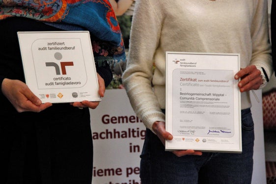 I datori di lavoro altoatesini possono ricevere un supporto professionale dall'audit durante il loro percorso in favore di una politica aziendale e del personale a sostegno della famiglia. (Foto: ASP/Greta Stuefer)