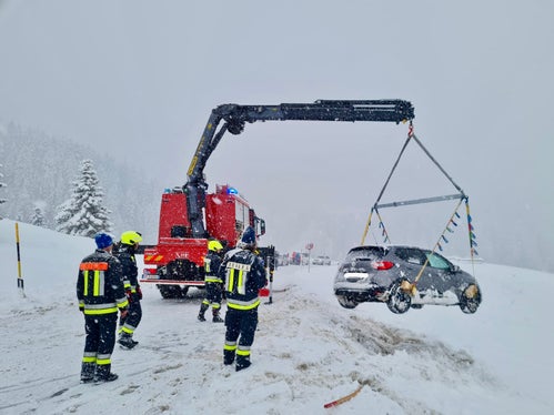 Hilfe, wenn Not am Mann ist: Zu etwa 60 Einsätzen wurden allein die Freiwilligen Feuerwehren infolge des Wintereinbruchs gerufen. (Foto: Landesverband der Freiwilligen Feuerwehren Südtirols)