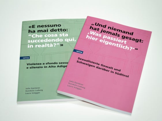 Im Buch "Und niemand hat jemals gesagt: 'Was passiert hier eigentlich?" sind Auszüge aus den qualitativen Interviews im Zusammenhang mit der Erstellung der Studie „Sexualisierte Gewalt in Südtirol“ zu finden. Es soll dazu beitragen, den Erfahrungen und dem Wissen der Interviewpartner und -partnerinnen Gehör zu erhalten. (Foto: LPA/Fabio Brucculeri) 