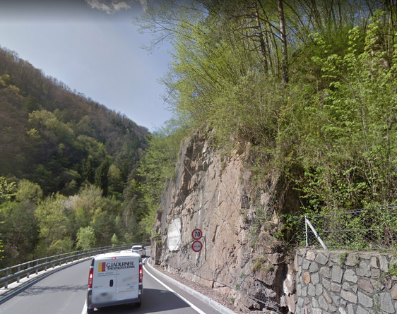 Un totale di quattro barriere paramassi saranno costruite per proteggere meglio la strada statale della Val d'Ega all'altezza di Nova Levante e gli utenti della strada dalla caduta di massi (Foto: ASP/Servizio strade)