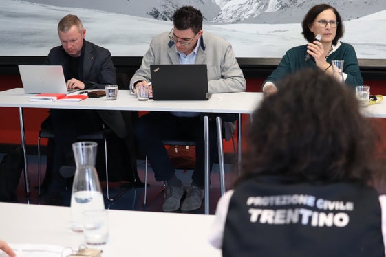 Synergien schaffen und nutzen: Amtsdirektorin Michela Munari (rechts) bei der Eröffnung der Auftaktveranstaltung des Interreg-Projektes zur Harmonisierung der Arbeit von Lawinenkommissionen (Foto: LPA/Maja Clara)