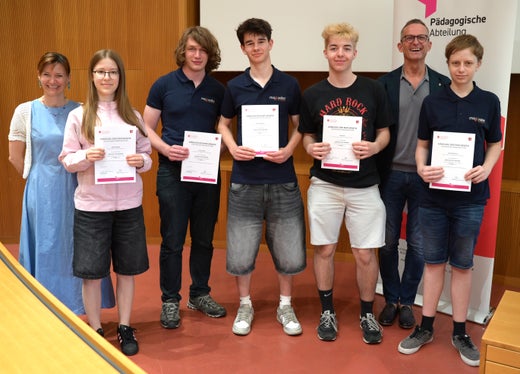Prämierungsfeier Känguru der Mathematik 2026: 2. Klasse Oberschule – Kategorie Junior (von links):  Landesschuldirektorin Sigrun Falkensteiner, Sarah Ganterer, Jonas Rassler, Manuel Plattner, Emil Ciola, Abteilungsdirektor Martin Hoolzner, Peter Riedmann (Foto: LPA/Deutsche Bildungsdirektion/Margit Pichler)