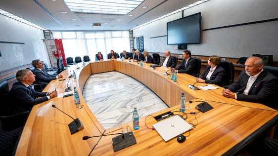 Der Verband der Südtiroler Sportvereine ist mit 86.000 Mitgliedern und 500 Mitgliedsvereinigungen das stimmenstärkste Sprachrohr für Südtirols Sport. Der im März gewählte Vorstand hat sich am 20. Juni mit Landeshauptmann Kompatscher und Sportlandesrat Brunner getroffen. (Foto: LPA/Fabio Brucculeri)