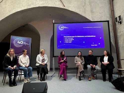 Nella corso della tavola rotonda, moderata da Nicole Abler (al centro), il personale a tempo pieno e volontario delle biblioteche e delle agenzie di formazione permanente ha discusso con il pubblico sul futuro del loro impegno. (Foto: ASP)