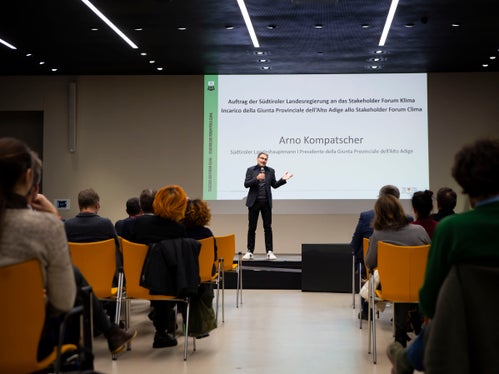 Das Novum an diesem Beteiligungsformat ist, dass sämtliche Sichtweisen an einen Tisch gebracht und diskutiert werden. Das eröffnet die Chance, gute und tragfähige Lösungen zu finden, betonte Landeshauptmann Kompatscher beim ersten Stakeholder Forum Klima. (Foto: LPA/Fabio Brucculeri)