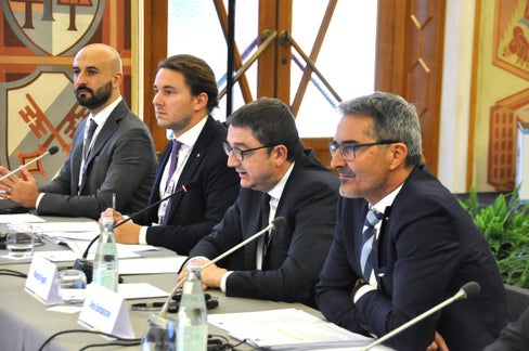 Il presidente della Provincia di Bolzano Arno Kompatscher (primo da destra) al forum annuale di Eusalp: La macroarea di Eusalp è il luogo economicamente più forte e più attraente in cui vivere nel cuore dell'Europa. Accanto a lui il governatore Maurizio Fugatti e l'assessore provinciale all'Istruzione e alla cultura del Trentino Mirko Bisesti (2° e 3° da destra). (Foto: Ufficio Stampa Provincia autonoma di Trento)