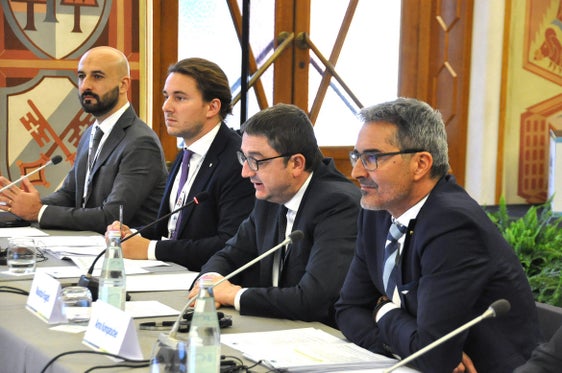 Il presidente della Provincia di Bolzano Arno Kompatscher (primo da destra) al forum annuale di Eusalp: "La macroarea di Eusalp è il luogo economicamente più forte e più attraente in cui vivere nel cuore dell'Europa". Accanto a lui il governatore Maurizio Fugatti e l'assessore provinciale all'Istruzione e alla cultura del Trentino Mirko Bisesti (2° e 3° da destra). (Foto: Ufficio Stampa Provincia autonoma di Trento)