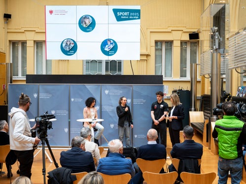 Im Rahmen der Vorstellung standen drei erfolgreiche Südtiroler Athletinnen und Athleten im Mittelpunkt: Eva Lechner, Evelin Lanthaler und Matteo Bianchi. Sie gaben persönliche Einblicke in ihre Karrieren und blickten auf prägende Erfolge zurück. (Foto: LPA/Fabio Brucculeri)