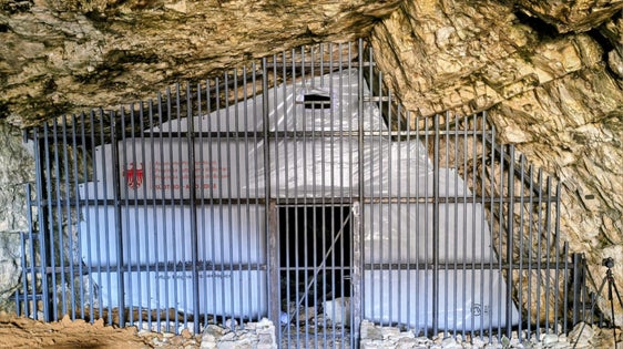 Sichert den sensationellen archäologischen Fund der Überreste urzeitlicher Höhlenbären: Die Vergitterung im Eingangsbereich der Bärenhöhle am Col Toronn. (Foto: LPA/Amt für Archäologie)