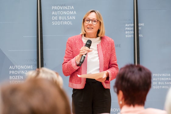 L'assessora al Personale Magdalena Amhof: "Un'attività extraservizio spesso rappresenta un'integrazione al reddito nella pubblica amministrazione, ad esempio per i dipendenti con competenze specifiche. Essa dovrebbe quindi essere possibile, a condizione che non pregiudichi l'attività principale”. (Foto: USP/Fabio Brucculeri)