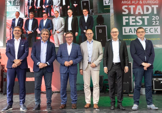 Il presidente dell'Alto Adige Arno Kompatscher, il sottosegretario lombardo Alan Christian Rizzi, il presidente del Tirolo Günther Platter, i consiglieri Marc Mächler di San Gallo e Christian Rathgeb dei Grigioni e il presidente trentino Fugatti a Landeck oggi (Foto: Land Tirol/Die Fotografen)