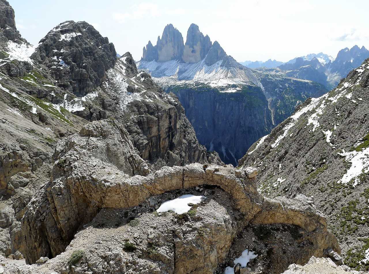 Die Plattform für Kulturerbe und Kulturproduktion der Fakultät für Design und Künste der Freien Universität Bozen fördert die interdisziplinäre Diskussion zu Fragen der Definition und Praxis von Kulturerbe als Kulturproduktion. Im Bild: Erhaltene Strukturen aus dem Ersten Weltkrieg in den Sextener Dolomiten, Richtung Drei Zinnen. (Foto: Waltraud Kofler Engl/www.culturalheritage.unibz.it)