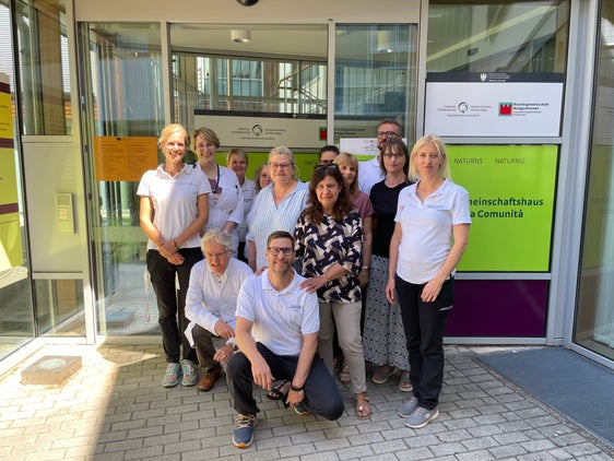 Il team della Casa della Comunità di Naturno (nella foto) è operativo dal 29 maggio. I servizi sanitari e sociali lavorano insieme nella Casa della Comunità. Un ambulatorio per le piccole urgenze offre assistenza rapida. (Foto: USP/Azienda Sanitaria dell'Alto Adige)