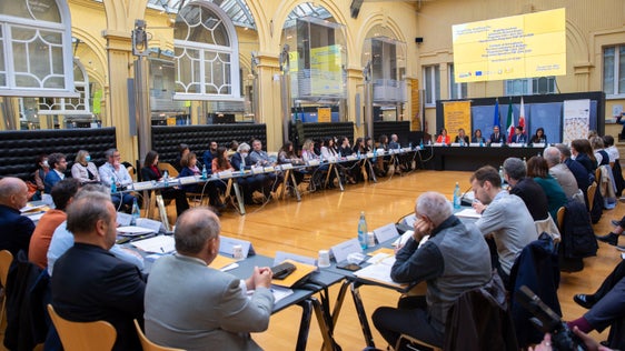 Der Begleitausschuss des Europäischen Sozialfonds ESF hat im Beisein von LH Kompatscher in Bozen getagt. (Foto: LPA/Fabio Brucculeri)