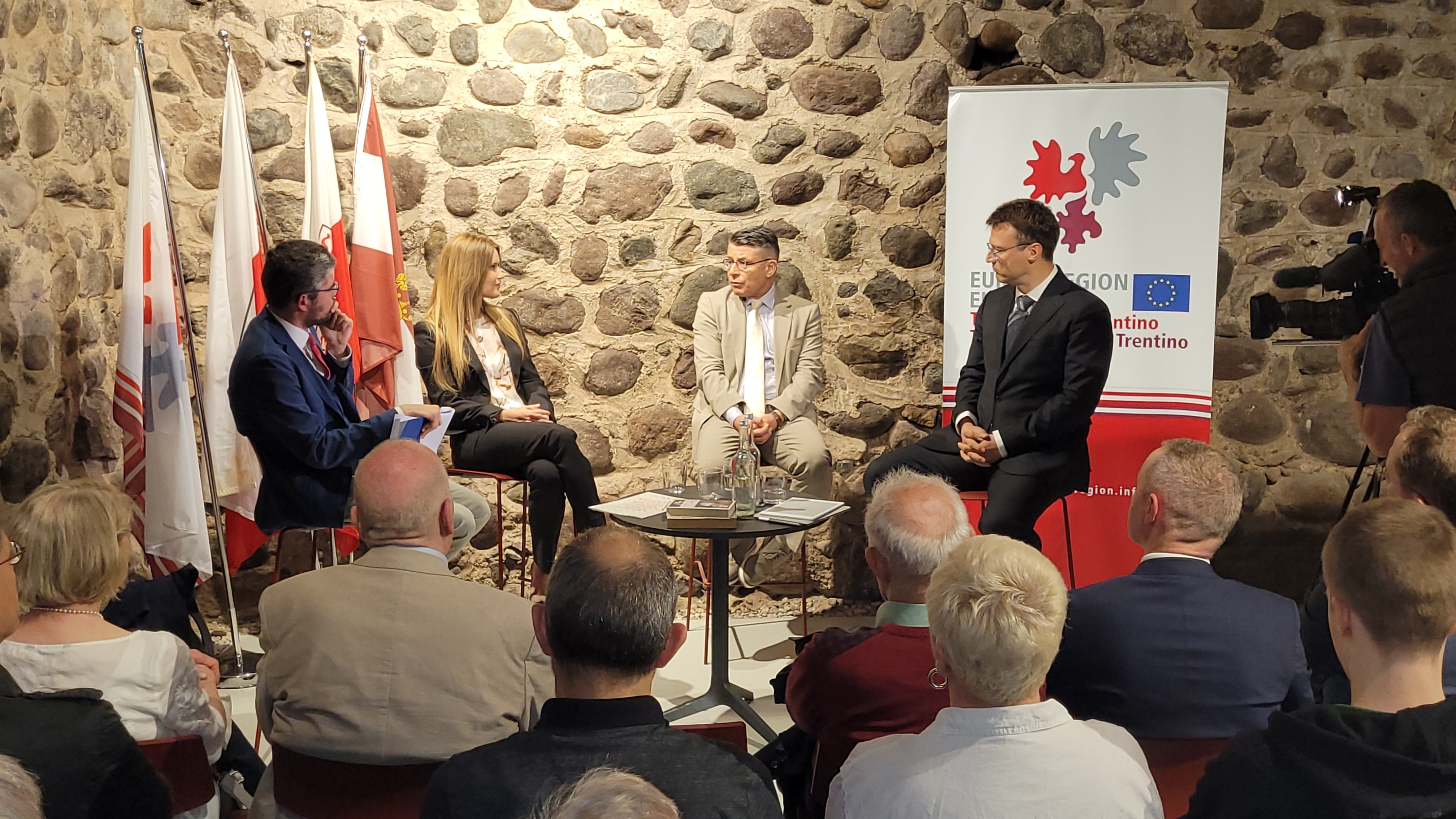 Lukas Pichler, Gerhard Mangott, Natalya Ostapova e il moderatore Patrick Rina (da destra a sinistra) hanno discusso della guerra in Ucraina (Foto: Euregio/Armin Gluderer)