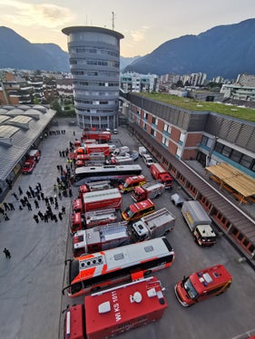 Der Hilfszug aus Hessen heute früh im Hof der Bozner Berufsfeuerwehr, Ort des Ausruhens und Auftankens vor dem Einsatz bei der Waldbrandbekämpfung in Griechenland. (Foto: Agentur für Bevölkerungsschutz/Berufsfeuerwehr)