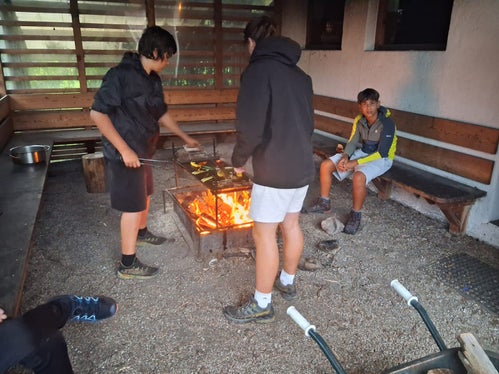 Selbst ist die Gruppe: Am Abend bereiteten die Jugendlichen ihr Essen in Kleingruppen am offenen Feuer selbst zu. (Foto: Fachschule Laimburg)