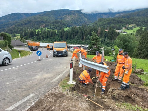 Auch kleinere Eingriffe sorgen für mehr Sicherheit: Dieser Tage wurde eine beschädigte Leitplanke auf der Landesstraße Richtung Gsies in der Gemeinde Welsberg-Taisten ersetzt. (Foto: LPA/Straßendienst Pustertal)