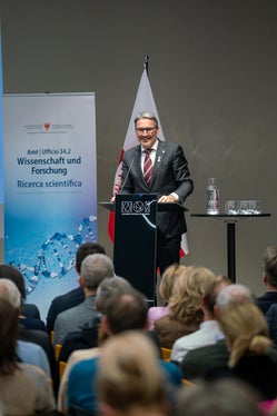 La scienza ha bisogno di persone entusiaste, che la affrontino con coraggio”, ha sottolineato il presidente della Provincia Arno Kompatscher (Foto: USP/Daniel von Johnston)