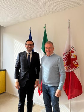 Durante l'incontro con l'assessore provinciale Marco Galateo, il presidente dell'Unione provinciale dei maestri professionali Horst Pichler ha parlato, tra le altre cose, dell'importanza del collegamento tra economia e mondo scolastico. (Foto: USP)