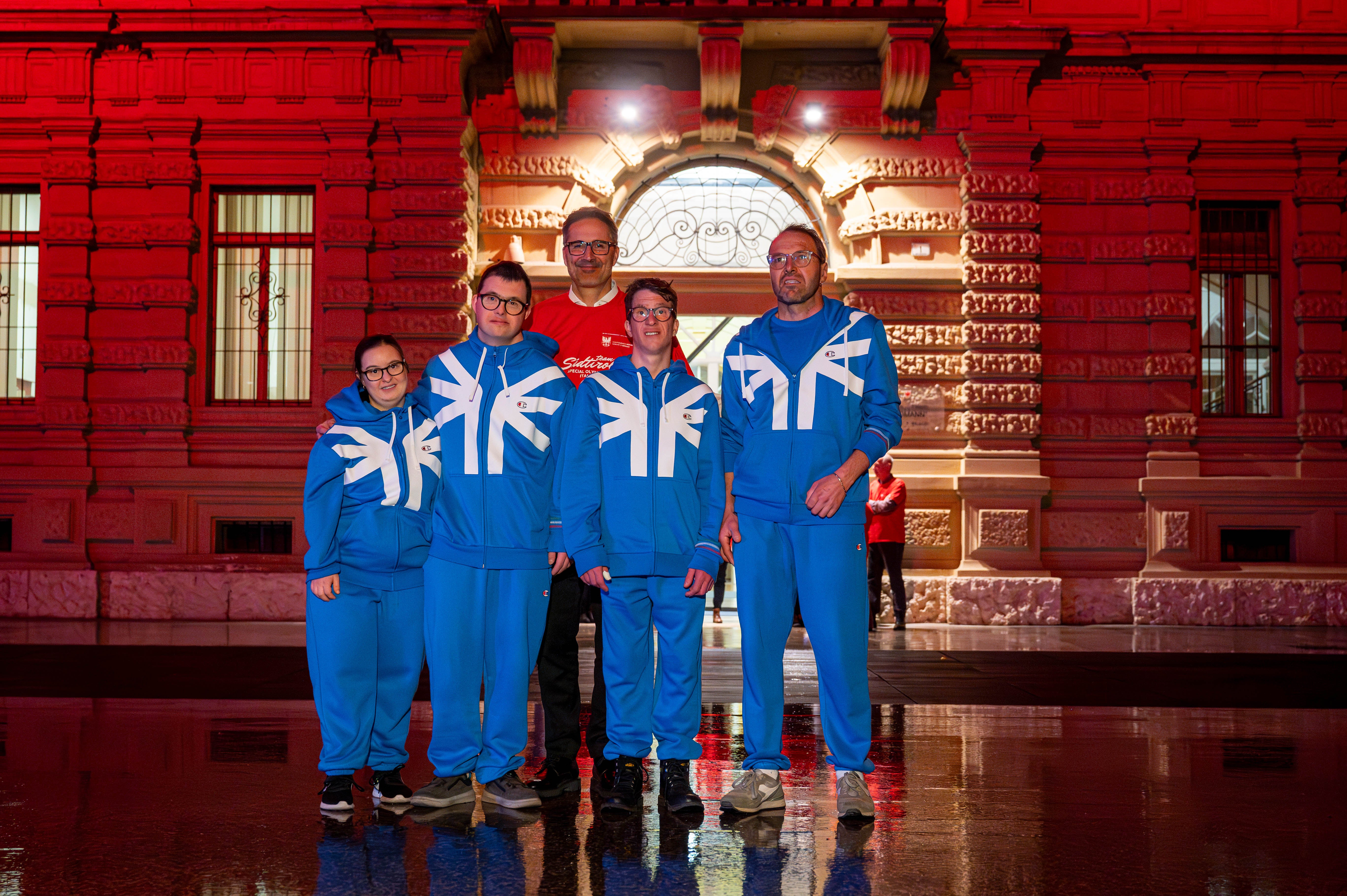 Un sogno che diventa realtà. Una ragazza e tre ragazzi altoatesini rappresenteranno l’Alto Adige ai Giochi Mondiali Invernali Special Olympics a Torino. Nella foto (da sinistra) Martina Zambarda, Laurin Schedereit, il presidente della Provincia, Arno Kompatscher, Peter Schroffenegger e Georg Verginer, davanti Palazzo Widman illuminato di rosso. (Foto: USP/Silvia Obwexer) 