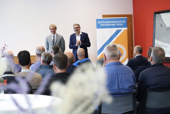 "Vergelt's Gott und danke": Landeshauptmann und Bevölkerungsschutzlandesrat Arno Kompatscher (rechts) und Agenturdirektor Klaus Unterweger bei der heutigen Feierstunde für langjährige Arbeiter der Wildbach- und Lawinenverbauung in der Agentur für Bevölkerungsschutz (Foto: LPA/Maja Clara)