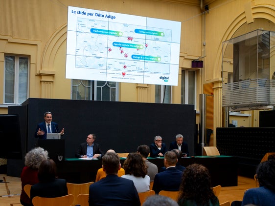 "Digitalisierung ist eine Notwendigkeit, keine Option", sagte Landeshauptmann Arno Kompatscher (stehend) bei der Informationsveranstaltung für die Gemeinden. Gemeinsam mit (sitzend v. l.) dem Landes-Digitalisierungsbeauftragten Josef Thomas Hofer, Gemeindenverbandspräsident Andreas Schatzer und Generaldirektor Alexander Steiner sensibilisierte er für die Einrichtung von digitalen Unterstützungspunkten, sogenannten Digi-Points. (Foto: LPA/Fabio Brucculeri)