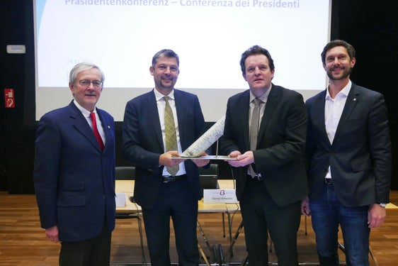 Aktionsgemeinschaft Brennerbahn: (v.l.) Handelskammerpräsident Michl Ebner und Mobilitätslandesrat Daniel Alfreider haben in Bozen die Präsidentschaft an den Tiroler Verkehrslandesrat René Zumtobel und den Vertreter der Wirtschaftskammer Tirol Gabriel Klammer übergeben. (Foto: LPA/Ingo Dejaco)