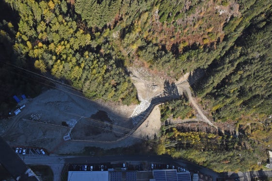 Der Bautrupp mit Vorarbeiter Alex Messner hat das bestehende südliche Rückhaltebecken ausgebaut und mit einer Rückhaltesperre versehen. (Foto: LPA/Landesamt für Wildbach- und Lawinenverbauung Nord in der Agentur für Bevölkerungsschutz)