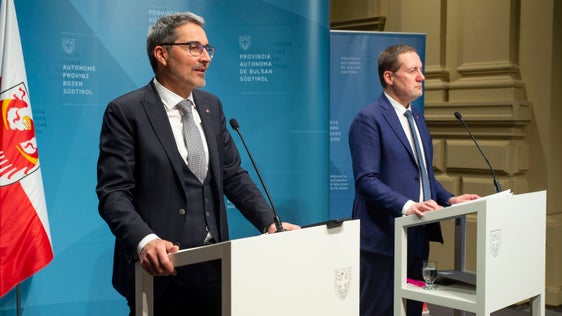 Il presidente Kompatscher e l'assessore Bessone alla conferenza stampa che ha fatto seguito alla seduta della Giunta provinciale (Foto: ASP/Fabio Brucculeri)