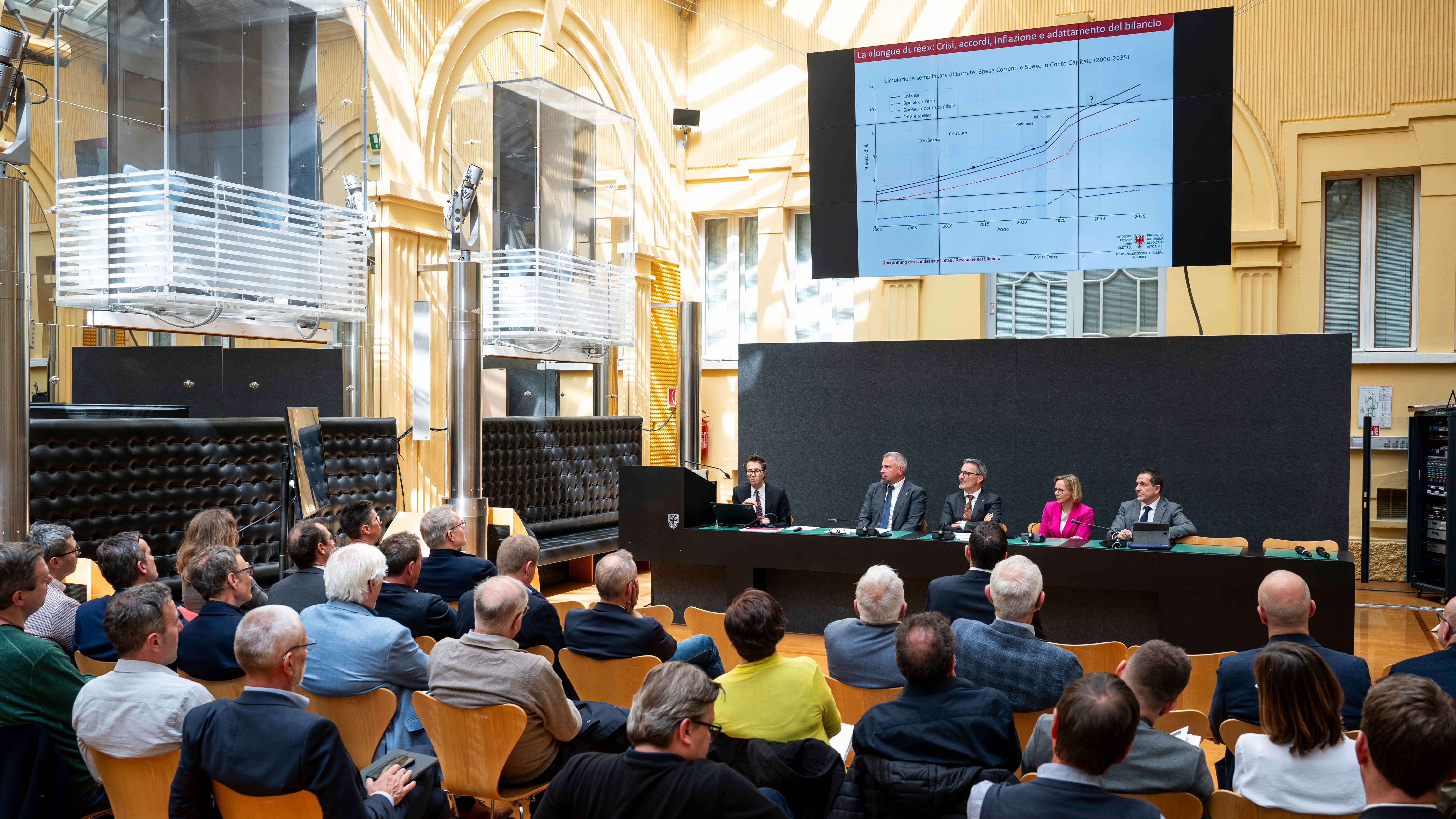 Rappresentanti dell'amministrazione provinciale e della Giunta hanno presentato alle parti sociali le misure volte a migliorare l'efficienza e l'efficacia della spesa pubblica. (Foto: USP/Fabio Brucculeri)