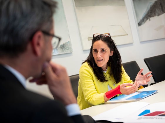 Volksanwältin Veronika Meyer stellte Landeshauptmann Arno Kompatscher ihren Jahresbericht vor. (Foto: LPA/Fabio Brucculeri)