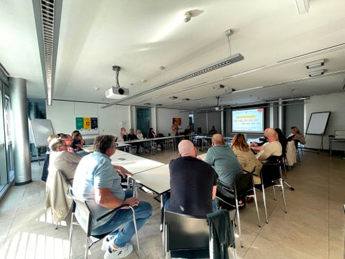 All'incontro a Palazzo 12, a Bolzano, Verena Egger dell'Ufficio Persone con disabilità, ha presentato i dati sull'integrazione lavorativa e l'occupazione delle persone con disabilità in Alto Adige (Foto: USP/Carmen Kollmann)