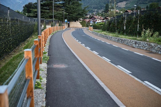 Die neue Radverbindung entlang der Alten Landstraße in Algund: Der rund einen Kilometer lange Abschnitt vervollständigt die Alltagsverbindung nach Meran. Das Projekt wurde von der Gemeinde Algund umgesetzt und mit EFRE-Mitteln finanziert. (Foto: LPA/Ressort Infrastrukturen und Mobilität)