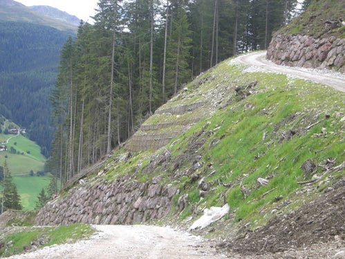 Absichern von befahrbaren Forstwegen und die außerordentliche Instandhaltung von Wanderwegen sind ein großer Aufgabenbereich im Bereich Eigenregiearbeiten des Forstdienstes (Foto: LPA/Abteilung Forstdienst)