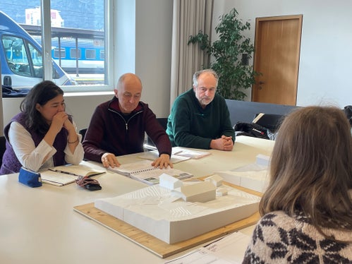 Der Landesbeirat für Baukultur und Landschaft sensibilisiert für ortsgerechtes Bauen sowie für Weiterbauen am Bestand: Im Bild die Beiratsmitglieder (von links) Carla Lo, Conradin Clavout und Ramun Capaul bei der Begutachtung eines Bauvorhabens. (Foto: LPA/Martina Pecher)