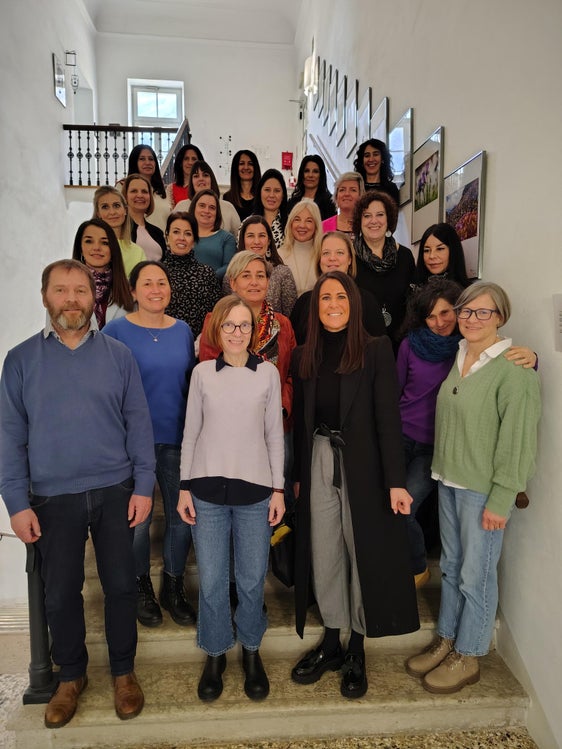 Absolventinnen der Kursfolge "Interne Evaluation im Kindergarten" (in alphabetischer Reihenfolge) bei der Abschlussveranstaltung am 7. Februar: Verena Agethle, Cornelia Brugger, Evi Brugger, Andrea Elzenbaumer, Sabine Giuntini, Barbara Gstrein, Sybille Hasler, Karin Klammer, Claudia Kompatscher, Elisabeth Maria Krennmayr, Kathrine Leitner, Dolores Moser, Karin Oberleiter, Martha Perger, Renate Rauter, Marialuisa Rinner,  Silvia Thaler, Andrea Anita Tribus, Barbara Unterhofer, Anita Unterweger, Margit Wiedmer, Christine Zippl (im Bild fehlt Krimhild Pöhl) (Foto: LPA/Pädagogische Abteilung der Deutschen Bildungsdirektion/Nikolina Polic)