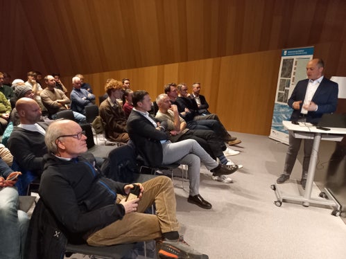 Philipp Walder, Direktor des Landesamtes für Wildbach- und Lawinenverbauung Nord, stellte bisherige und geplante Maßnahmen zum Flussraum-Management vor. (Foto: LPA/Margit Piok)