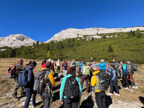 Rund 30 Teilnehmerinnen und Teilnehmer informierten sich über die Besonderheiten des Naturparks Fanes-Sennes-Prags und die aktuellen Herausforderungen im Dolomiten Unesco Welterbegebiet. (Foto: LPA/Landesamt für Geologie und Baustoffprüfung)